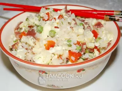 Жареный рис с яйцом, мясом и овощами по-китайски