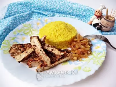 Сочные куриные отбивные с рисом и луком