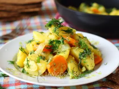 Тушеная картошка с морковью и луком