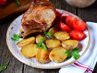 Свиная корейка с картошкой в духовке