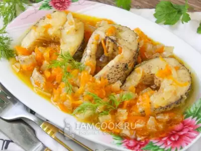 Щука тушеная с морковью и луком