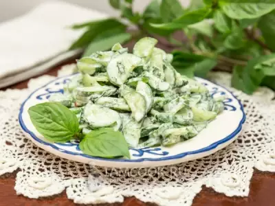 Легкий салат из огурцов и зелени