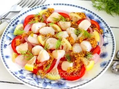 Салат с морскими гребешками и помидорами