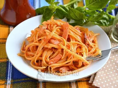 Жареные макароны с колбасой в томатном соусе