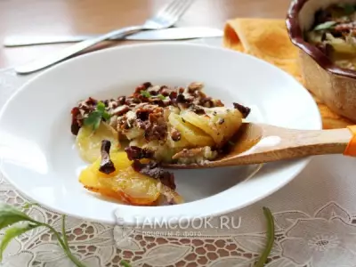 Картошка с лисичками в сметане в духовке