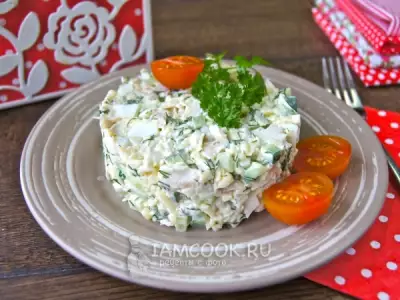Салат с вареной рыбой, сыром и яйцами