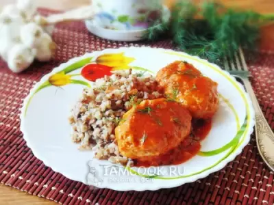 Котлеты с рисом и чесноком в томатном соусе
