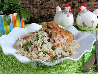 Курица с рисом и зеленым горошком
