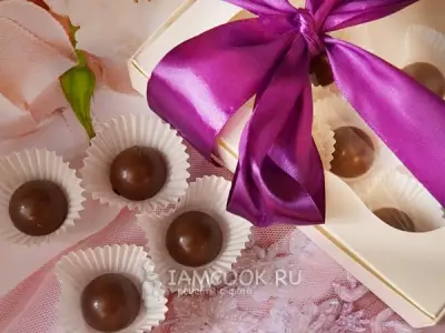 Шоколадные конфеты с сухофруктами и орехами
