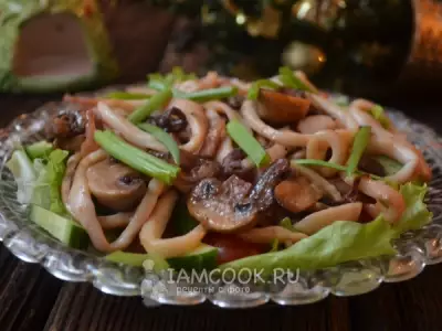 Теплый салат с кальмарами и грибами