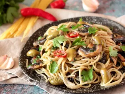 Спагетти с шампиньонами и оливками