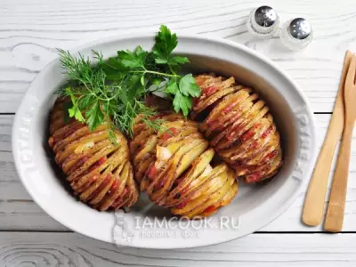 Картошка-гармошка, запеченная с беконом и ароматными травами