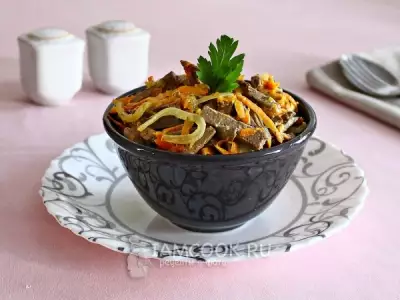 Салат из свиной печени с морковью и луком