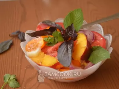 Салат из нектаринов и помидоров