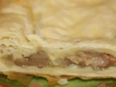Пирог с грибами и луком из слоеного теста