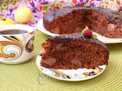 Шоколадно-яблочный пирог с шоколадной глазурью