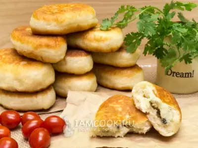 Жареные пирожки с картофелем и грибами