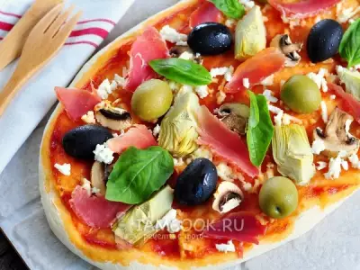 Пицца с грибами, артишоками и оливками