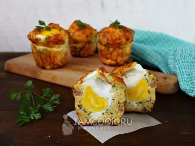 Сырные маффины с ветчиной и яйцом