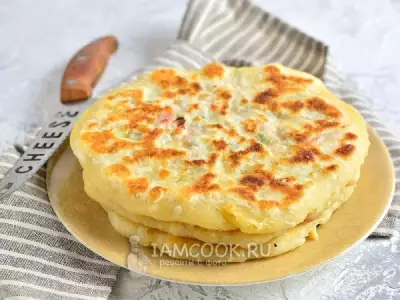 Лепёшки с сыром и колбасой на сковороде