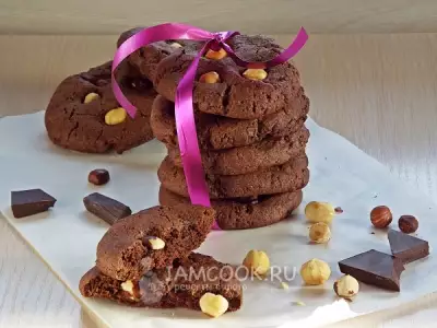 Шоколадное печенье с цельным фундуком