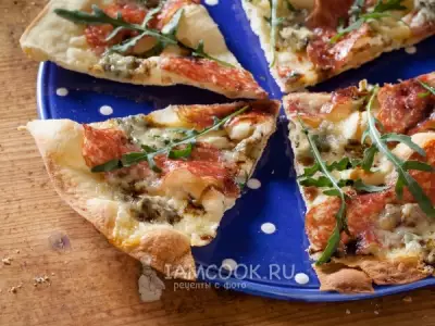 Пицца с горгонзолой салями и рукколой