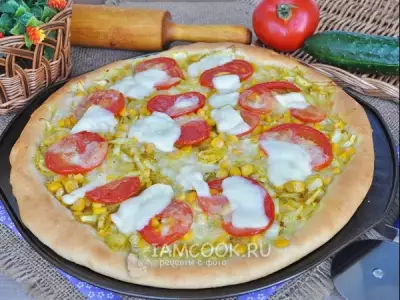 Луковая пицца с кукурузой и моцареллой