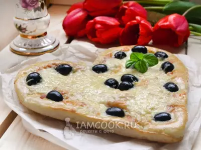 Пицца-сердце с ветчиной и сыром