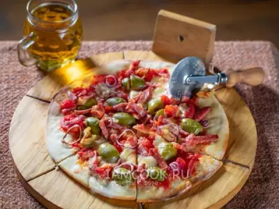 Пицца с оливками и колбасой