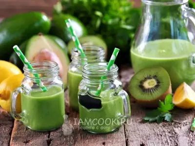 Витаминный смузи из авокадо и шпината