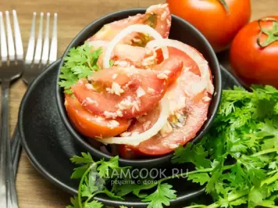 Салат из помидоров и тунца