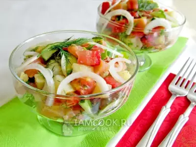 Салат со слабосоленой семгой и овощами