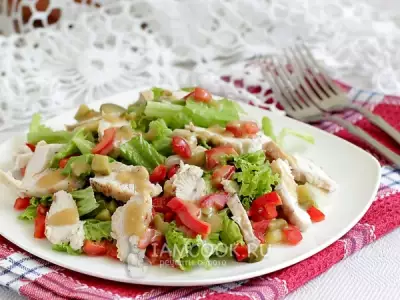 Зеленый салат с курицей и овощами