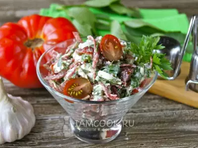 Грузинский салат с колбасой и помидорами