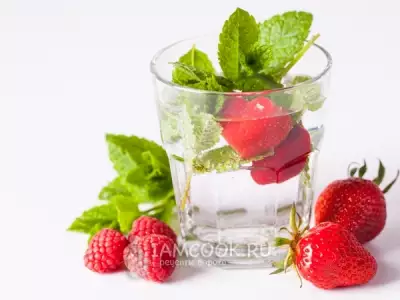 Ароматизированная вода с ягодным льдом