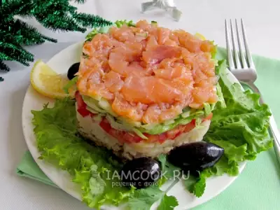 Слоеный салат с копченым лососем