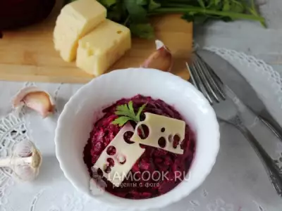 Салат из свеклы с сыром и чесноком фото