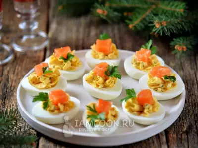 Фаршированные яйца с малосольным лососем