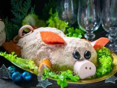 Салат на год Свиньи из вареной колбасы фото