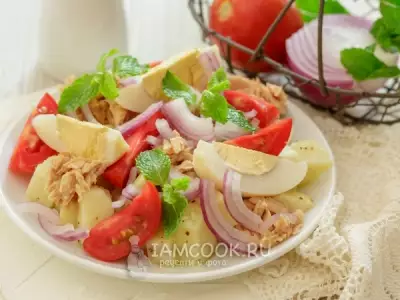 Картофельный салат с яйцами, помидорами и тунцом