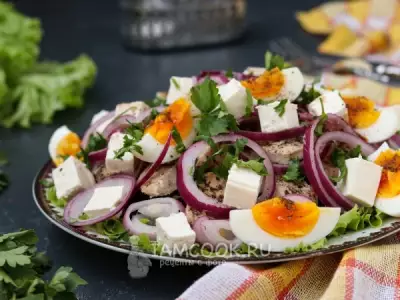 Салат из свеклы, курицы, яиц и сыра фета