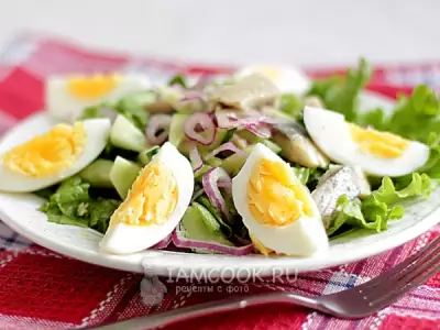 Селедочный салат с яйцом и огурцом