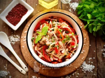 Маринованный салат с луком и помидорами к шашлыку