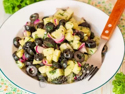 Картофельный салат с оливками и луком