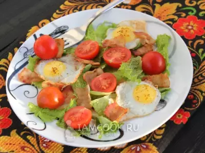 Салат с беконом и перепелиными яйцами