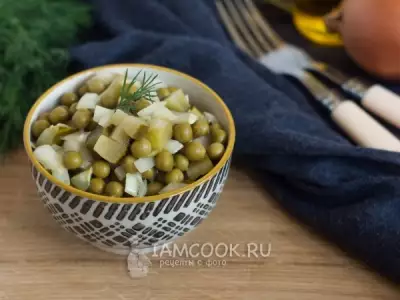 Салат с горошком, бочковыми огурцами и маринованным луком