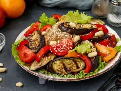 Салат с баклажанами, помидорами и перцем с ореховой заправкой