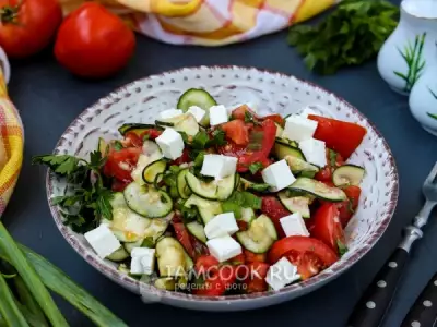 Салат с помидорами, цуккини и сыром фета