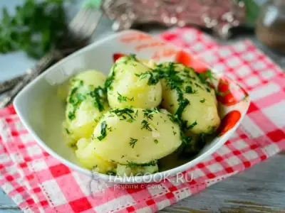 Отварной картофель с маслом и зеленью