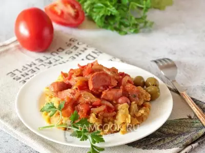 Сосиски с луком и помидорами на сковороде